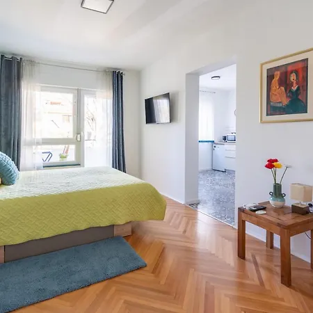400 Met Od Plaze, Park Free Apartment
